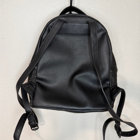 Simply Vera Wang Black Woven Straw Faux Leather Backpack Purse - Picture 8 of 9